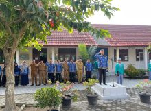 Guru SMAN 2 Natar sedang upacara bendera
